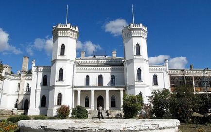 Castelul din coliba din regiunea Kharkiv - castel Sharovskiy