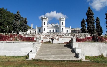 Castelul din coliba din regiunea Kharkiv - castel Sharovskiy