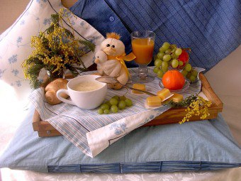 Mic dejun în pat - un început romantic al zilei