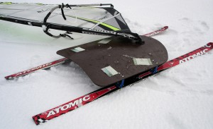 Windsurfing de iarnă pe schiuri și sanie