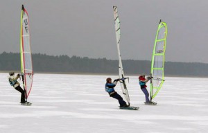 Windsurfing de iarnă pe schiuri și sanie