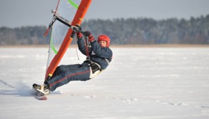 Windsurfing de iarnă pe schiuri și sanie