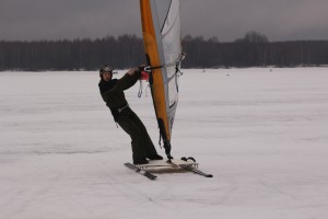 Windsurfing de iarnă pe schiuri și sanie
