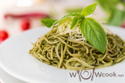 Paste italiană cu sos de pesto, rețetă cu fotografie