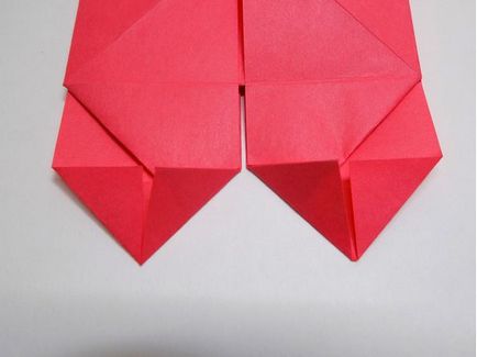 Hogyan készítsünk Valentin - Repülő szív - egy négyzet alakú papírt félbehajtva majd - kézzel készített