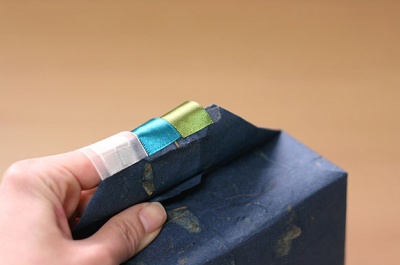 Як упакувати коробку в папір, як правильно загорнути коробку в папір