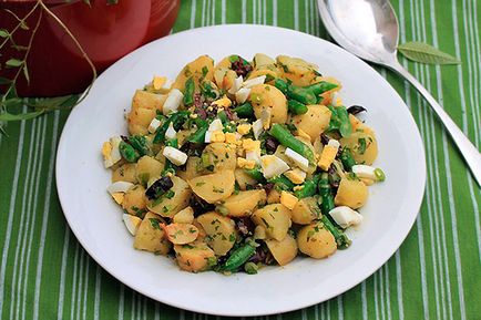Salată de cartofi cu fasole verde și măsline