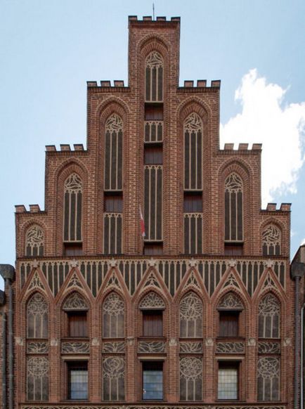Caramida gotica, arhitectura simpla