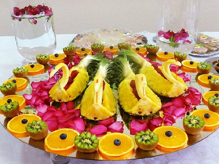 Decoratiuni frumoase de fructe si fructe de padure pe masa