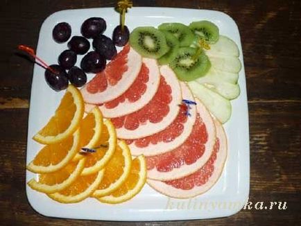Decoratiuni frumoase de fructe si fructe de padure pe masa