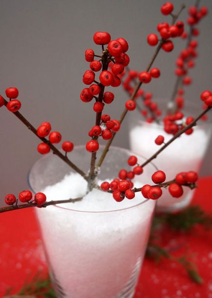 Fructe de padure rosii pentru decorarea unei mese festive