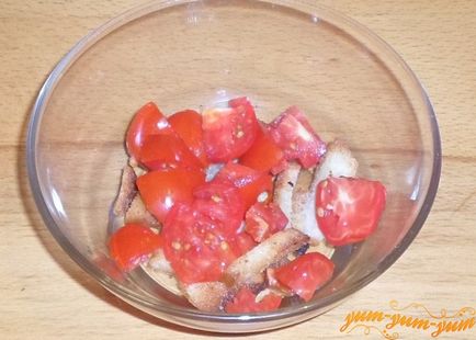 Рецепт салату з помідорами, копченою куркою і сухариками