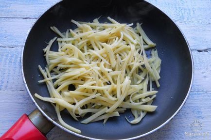 Salata - cuibul de lemn de cocos - cu pui de carne si batoane de cartofi, reteta pas cu pas cu poza