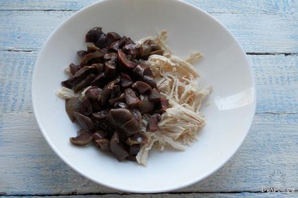 Salata - cuibul de lemn de cocos - cu pui de carne si batoane de cartofi, reteta pas cu pas cu poza