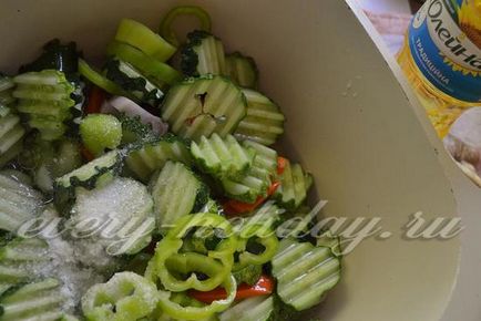 Salata pentru iarna - castraveți cu piper și patrunjel de morcovi