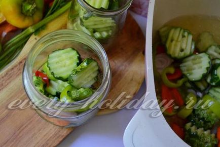 Saláta télen - uborka paprika és petrezselyem sárgarépa