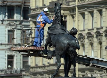 În Sankt-Petersburg a spălat faimoasele cai din clod - distracția din Petersburg