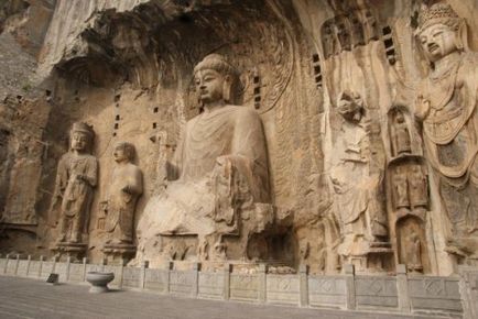 10 locuri incredibile sculptate în stânci