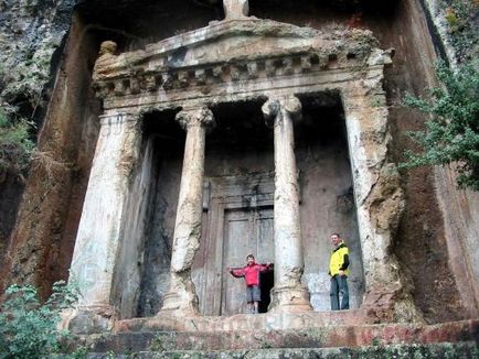 10 locuri incredibile sculptate în stânci