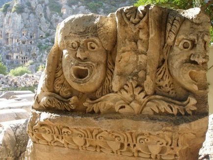 10 locuri incredibile sculptate în stânci