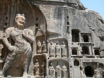 10 locuri incredibile sculptate în stânci