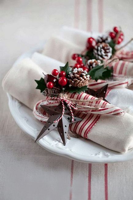 16 Яскравих способів прикрасити різдвяний обідній стіл серветками