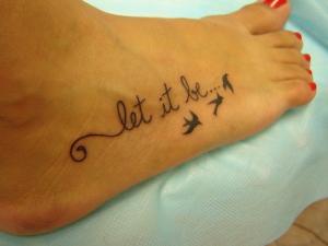 49 Fotografii cu cele mai bune inscripții de tatuaj pe picior pentru fete