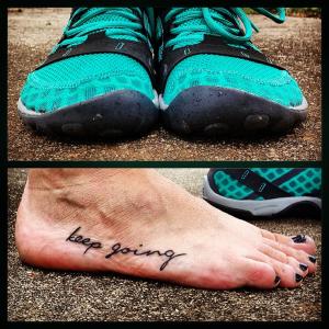 49 Fotografii cu cele mai bune inscripții de tatuaj pe picior pentru fete