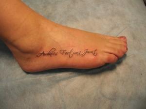 49 Képek a legjobb tetováló feliratokat gyalog lányoknak