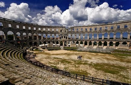 Amfiteátrum a medencében - a csodája a világ