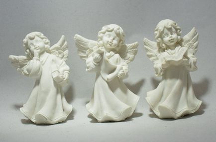 Îngerii din produsul gips cu mâinile lor