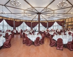 Sala de banchet pentru o nuntă, un restaurant de țară