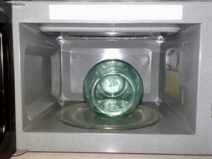 Băncile într-un cuptor cu microunde, cât de mult să sterilizeze, cu și fără apă
