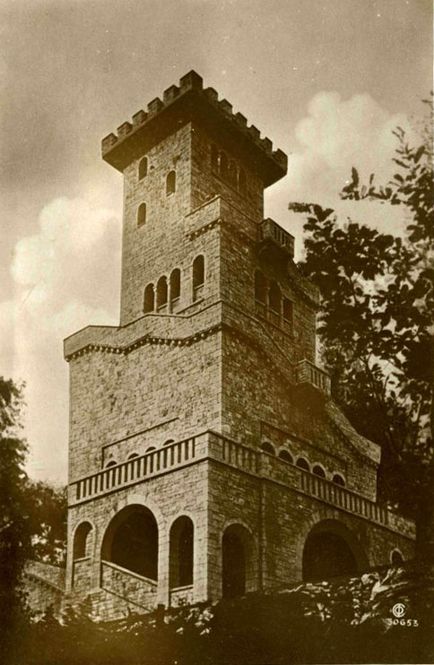 A torony és az étterem a hegyen Big Akhun (nagy) A torony és az étterem a hegyen Big Akhun