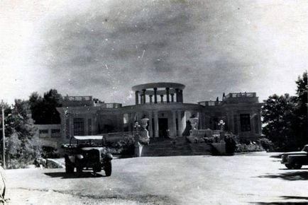 A torony és az étterem a hegyen Big Akhun (étterem) A torony és az étterem a hegyen Big Akhun
