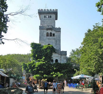 A torony és az étterem a hegyen Big Akhun (étterem) A torony és az étterem a hegyen Big Akhun