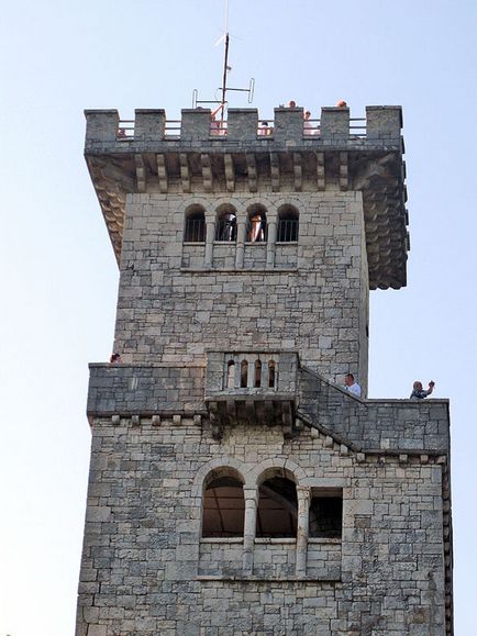 A torony és az étterem a hegyen Big Akhun (étterem) A torony és az étterem a hegyen Big Akhun