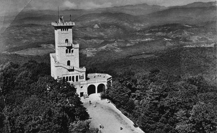 A torony és étterem egy nagy hegy Ahun (Ahun) A torony és az étterem a hegyen Big Akhun