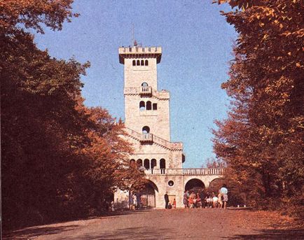 A torony és az étterem a hegyen Big Akhun (nagy) A torony és az étterem a hegyen Big Akhun