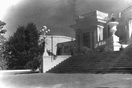 A torony és étterem egy nagy hegy Ahun (Ahun) A torony és az étterem a hegyen Big Akhun