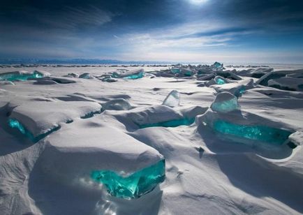 Gheață turcoaz din Baikal, pură ca o lacrimă