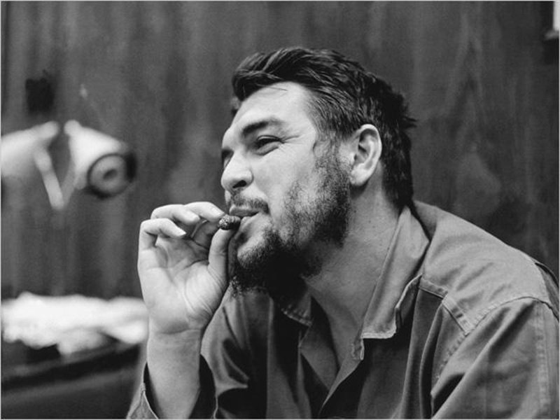 Che Guevara és szivarok