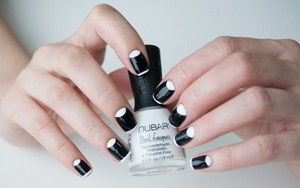 Black manicure moon este elegant, simplu și convenabil!