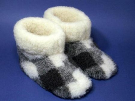 Чуни зручна тепла домашнє взуття яку можна зшити своїми руками або зв'язати спицями в домашніх