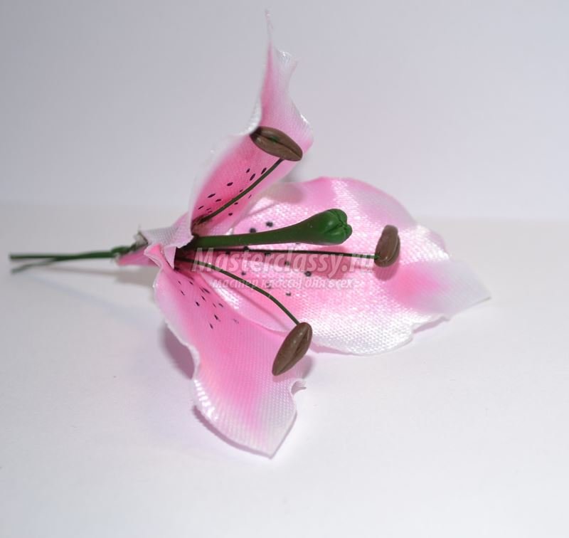 Fabric virágok - scrunchy „kényes liliom”