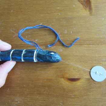 Jucării din lemn sub formă de obiecte de artizanat interesante de șarpe
