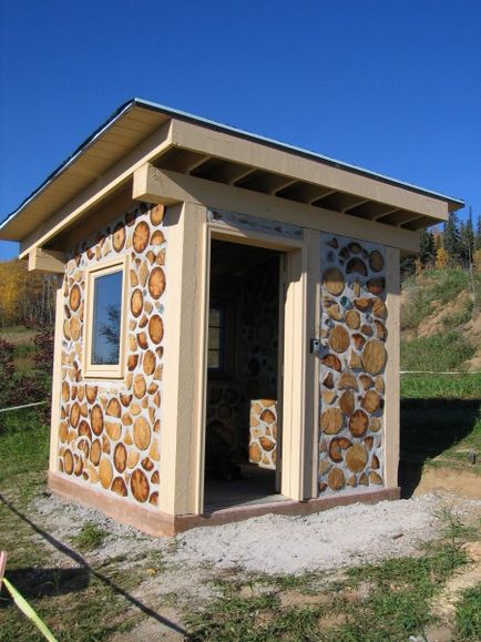 House fából és agyagból, 6 hektáros (a fő előnyei az építőiparban) House fából és agyagból, 6 hektáros