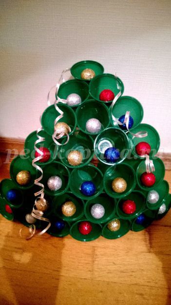 Pomul de Crăciun din cupe de plastic mâinile proprii