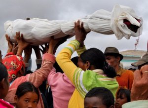 Famadihana - szokatlan temetkezési Madagaszkár