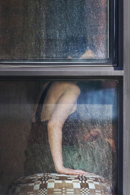 Фотограф таємно стежить за своїми сусідами по будинку і знімає їх - новини в фотографіях